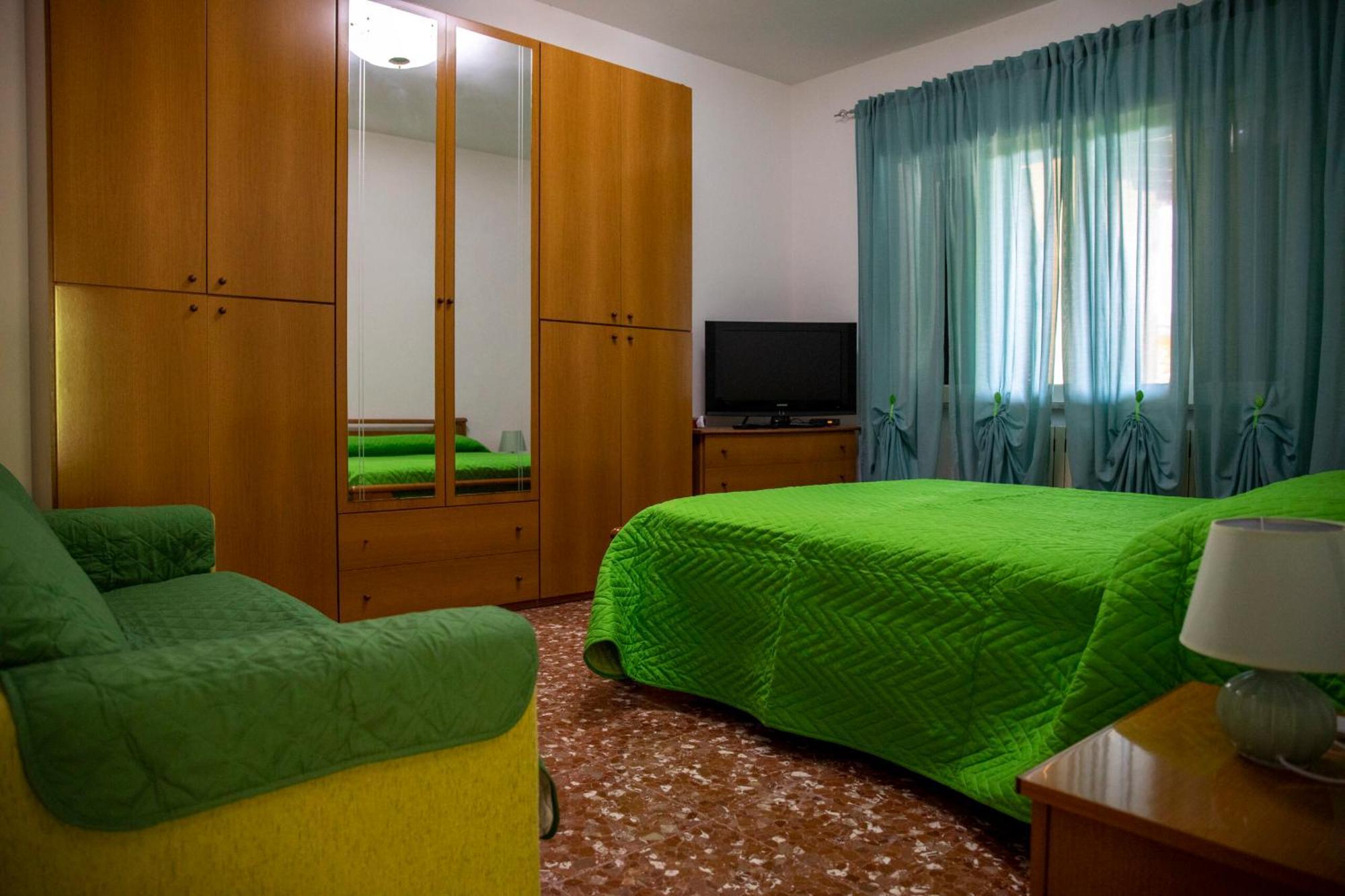 Alloggio Per Uso Turistico Sant'Andrea Lariano Ngoại thất bức ảnh